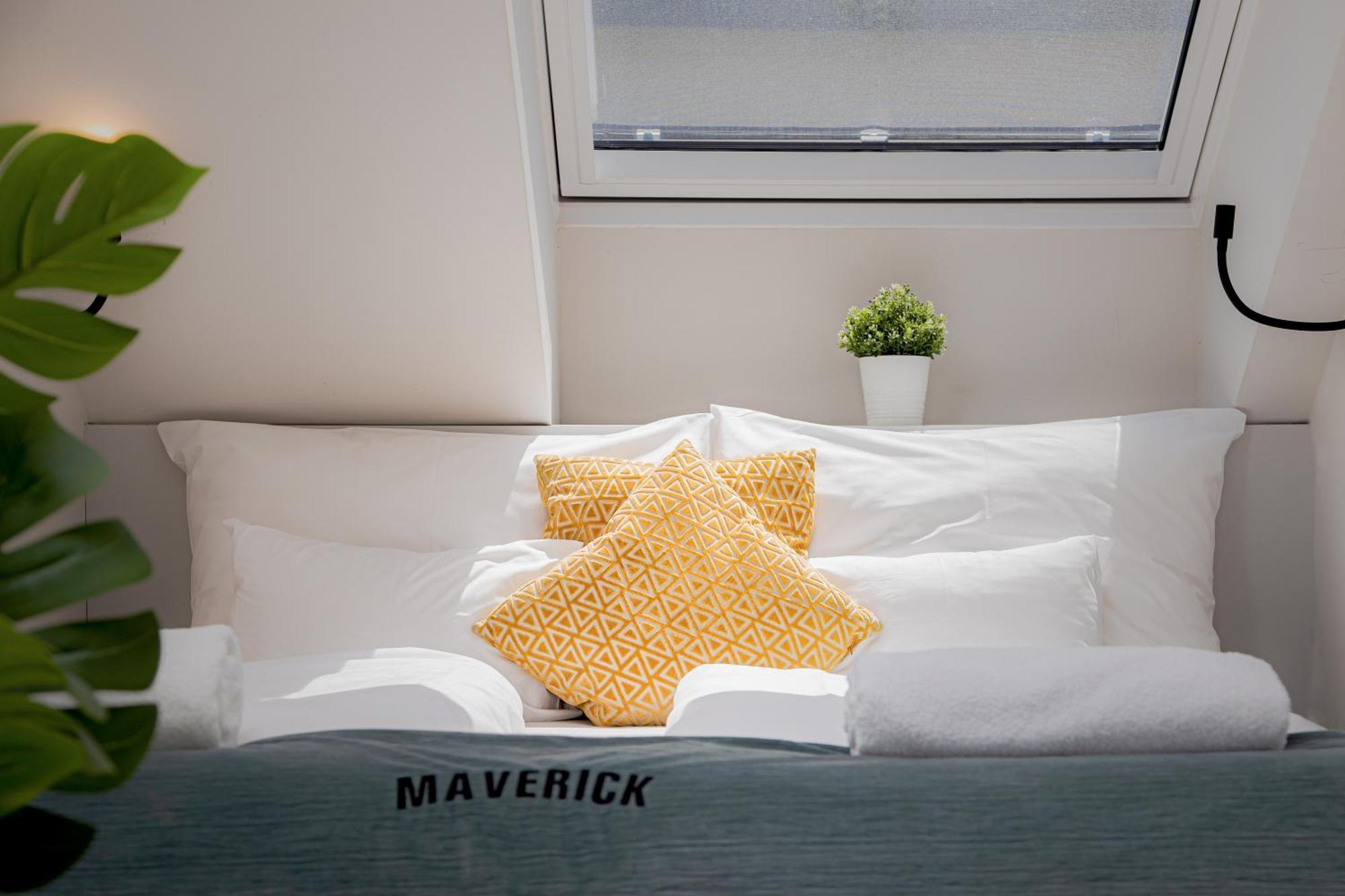 Maverick Market Хостел *